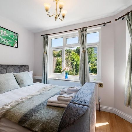 Lovely Garden Apartment In Wimbledon Town Centre With Private Parking By Wimbledon Holiday Lets London Bagian luar foto