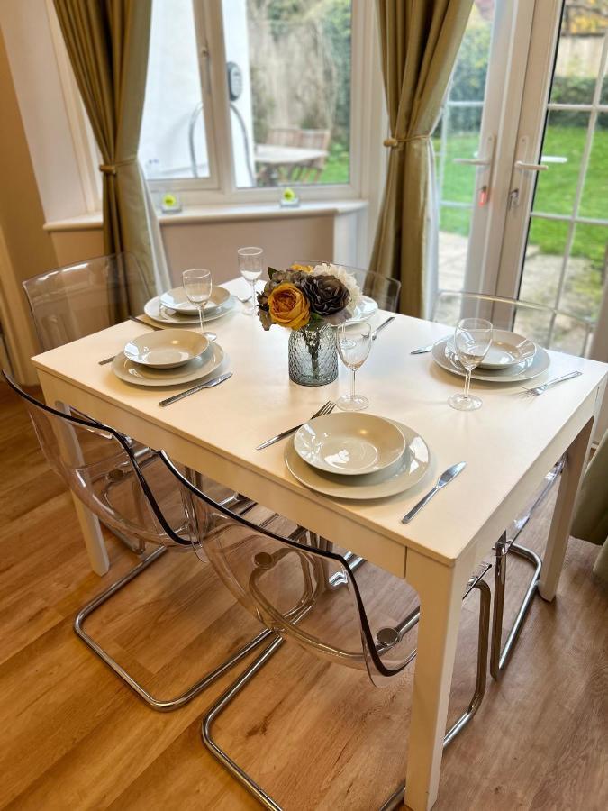 Lovely Garden Apartment In Wimbledon Town Centre With Private Parking By Wimbledon Holiday Lets London Bagian luar foto