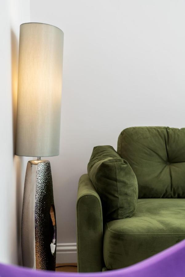 Lovely Garden Apartment In Wimbledon Town Centre With Private Parking By Wimbledon Holiday Lets London Bagian luar foto