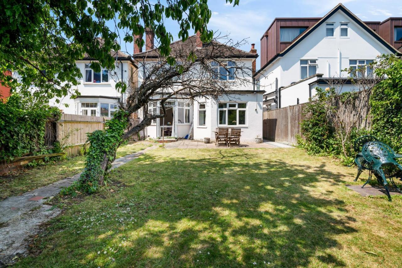 Lovely Garden Apartment In Wimbledon Town Centre With Private Parking By Wimbledon Holiday Lets London Bagian luar foto