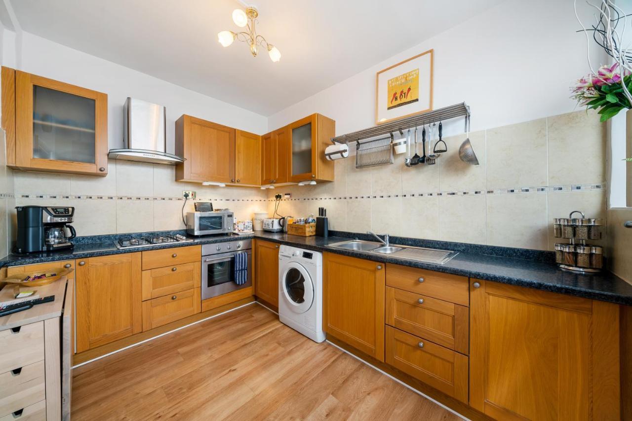 Lovely Garden Apartment In Wimbledon Town Centre With Private Parking By Wimbledon Holiday Lets London Bagian luar foto