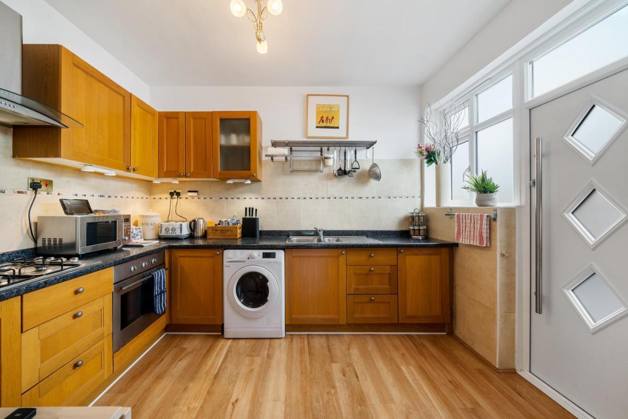 Lovely Garden Apartment In Wimbledon Town Centre With Private Parking By Wimbledon Holiday Lets London Bagian luar foto