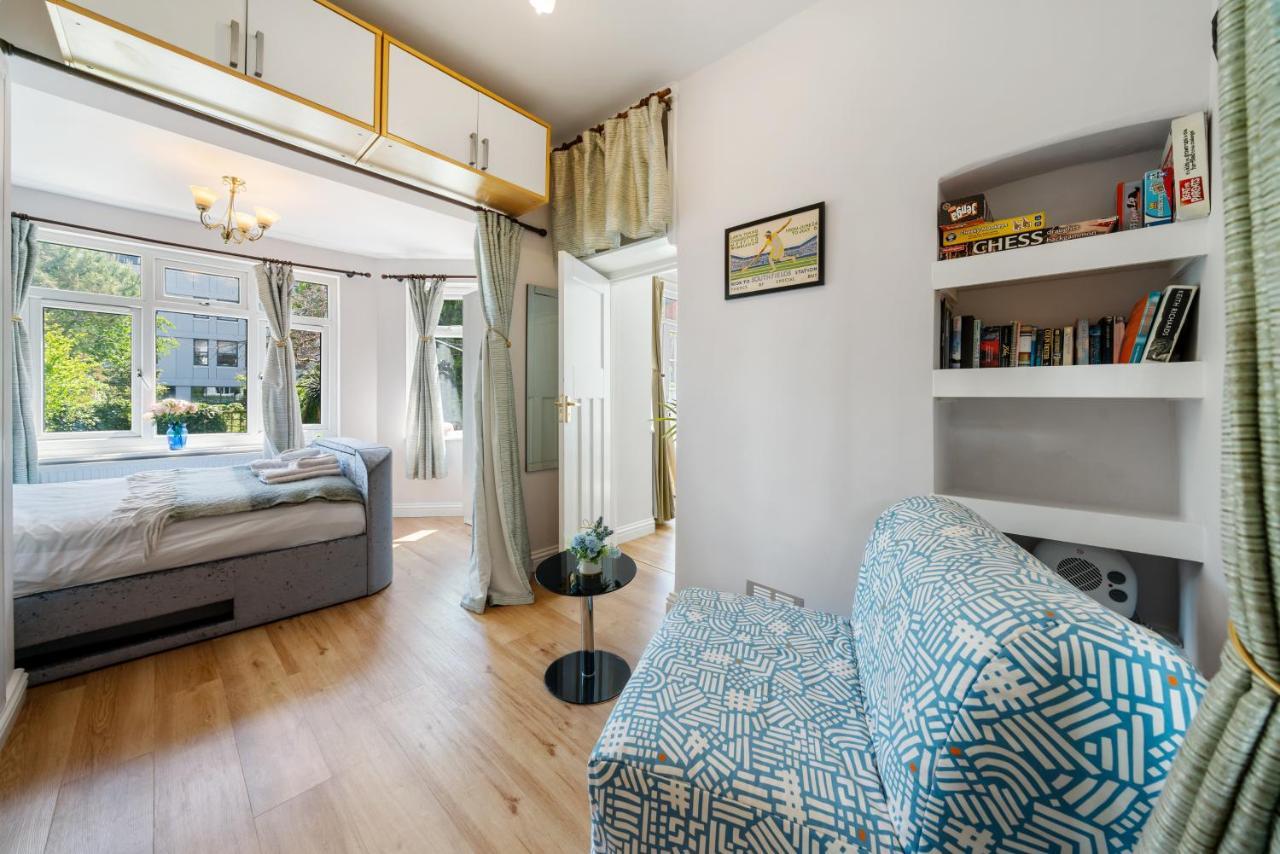 Lovely Garden Apartment In Wimbledon Town Centre With Private Parking By Wimbledon Holiday Lets London Bagian luar foto