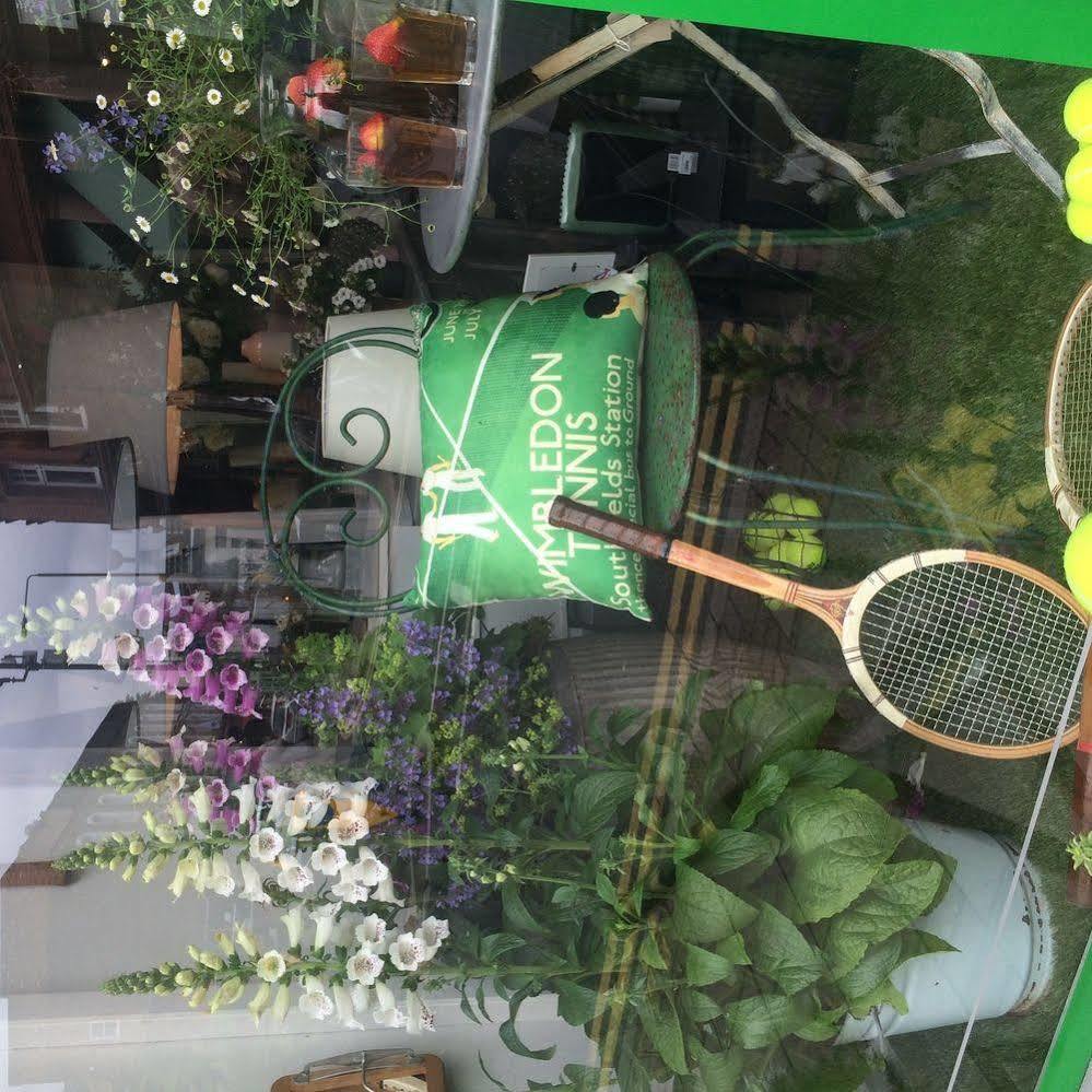 Lovely Garden Apartment In Wimbledon Town Centre With Private Parking By Wimbledon Holiday Lets London Bagian luar foto
