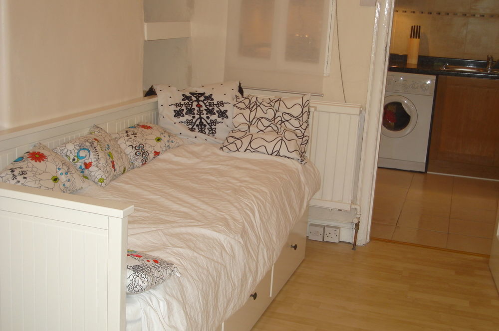 Lovely Garden Apartment In Wimbledon Town Centre With Private Parking By Wimbledon Holiday Lets London Bagian luar foto