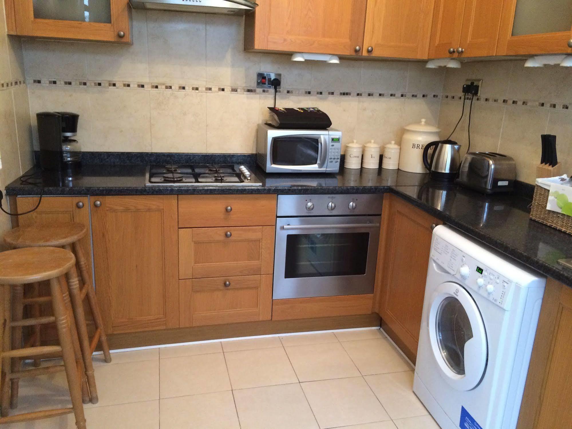 Lovely Garden Apartment In Wimbledon Town Centre With Private Parking By Wimbledon Holiday Lets London Bagian luar foto
