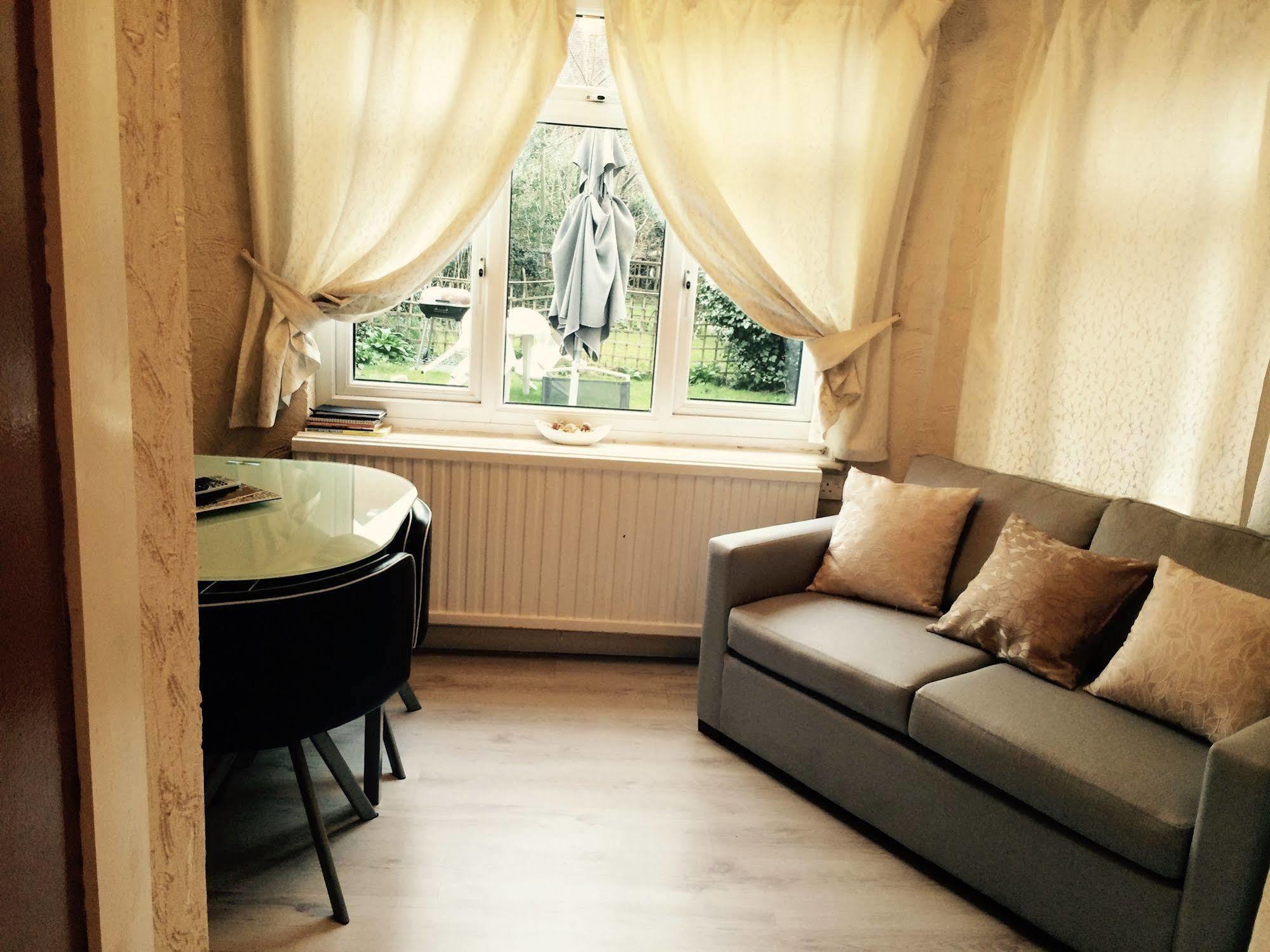 Lovely Garden Apartment In Wimbledon Town Centre With Private Parking By Wimbledon Holiday Lets London Bagian luar foto