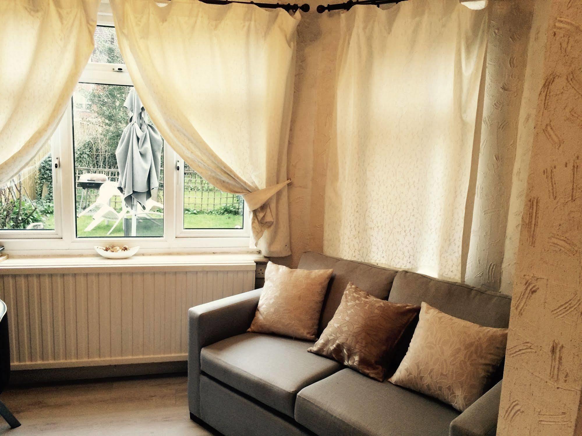 Lovely Garden Apartment In Wimbledon Town Centre With Private Parking By Wimbledon Holiday Lets London Bagian luar foto