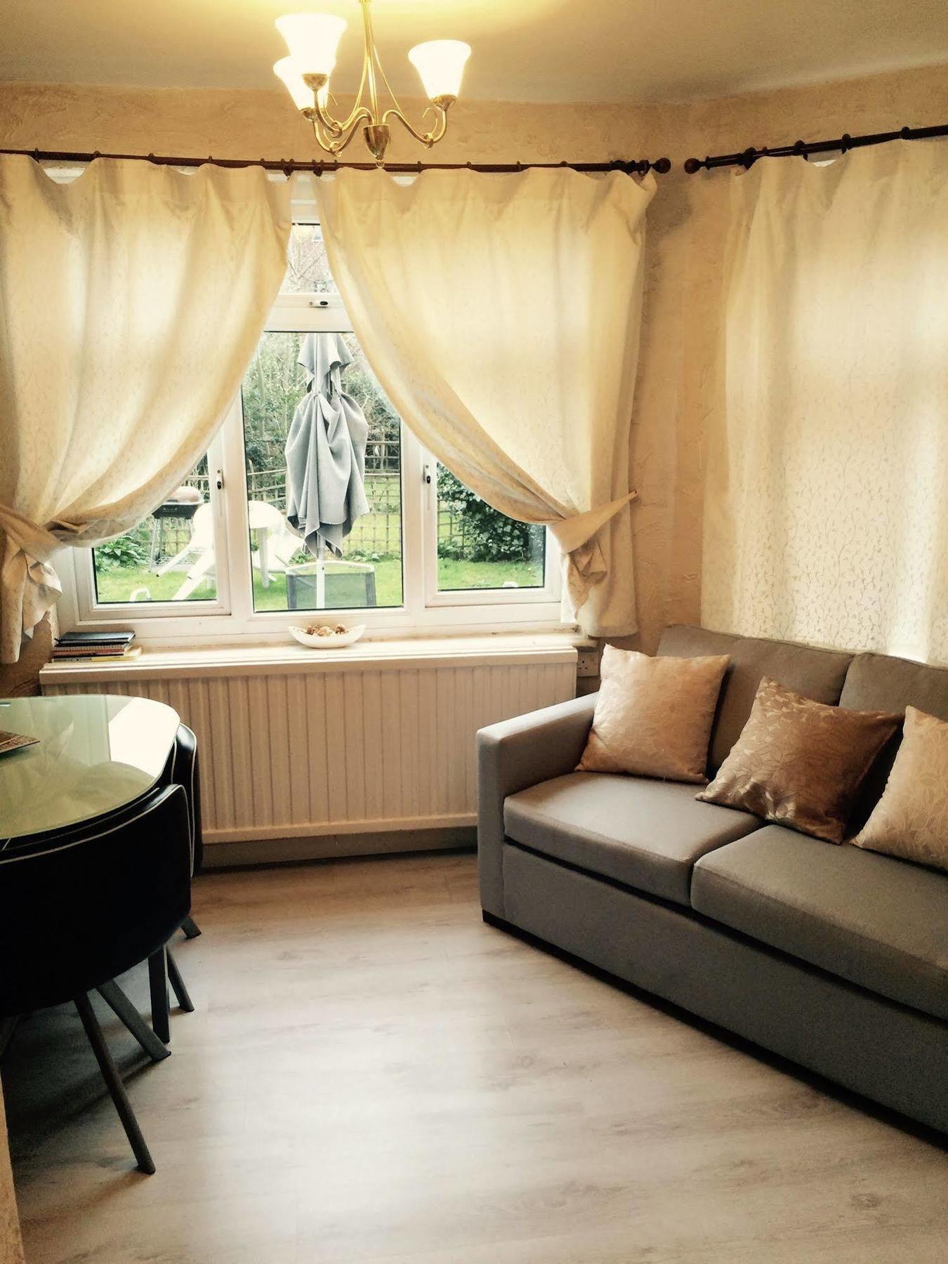 Lovely Garden Apartment In Wimbledon Town Centre With Private Parking By Wimbledon Holiday Lets London Bagian luar foto