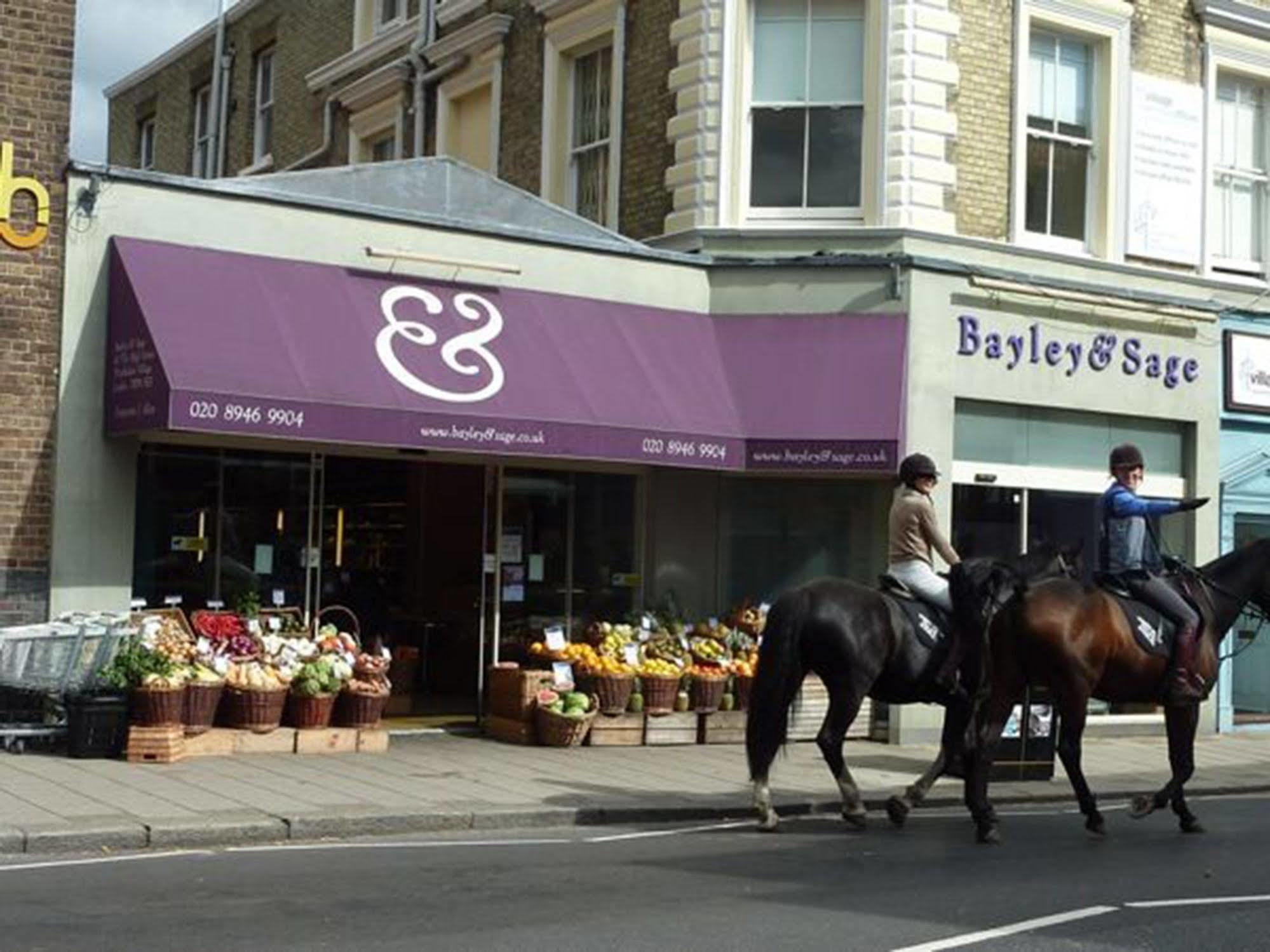 Lovely Garden Apartment In Wimbledon Town Centre With Private Parking By Wimbledon Holiday Lets London Bagian luar foto