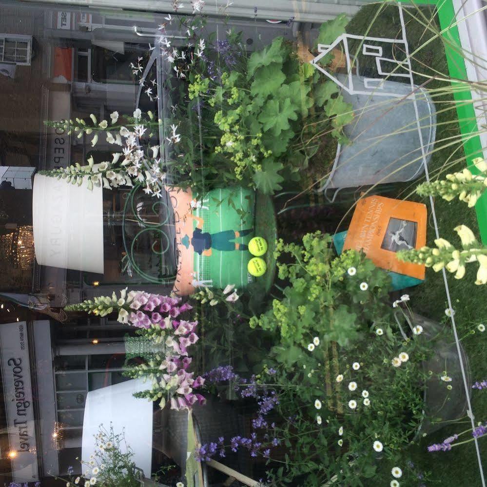 Lovely Garden Apartment In Wimbledon Town Centre With Private Parking By Wimbledon Holiday Lets London Bagian luar foto