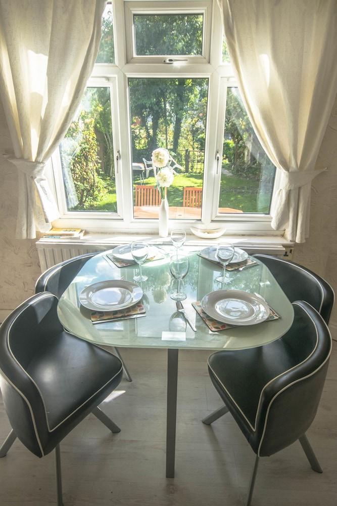 Lovely Garden Apartment In Wimbledon Town Centre With Private Parking By Wimbledon Holiday Lets London Bagian luar foto