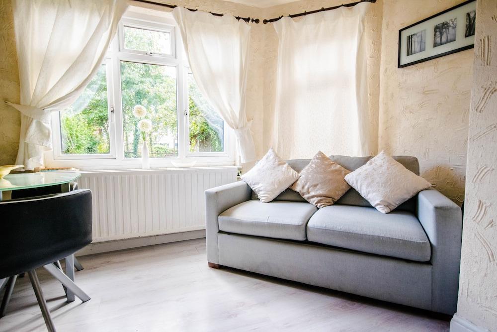 Lovely Garden Apartment In Wimbledon Town Centre With Private Parking By Wimbledon Holiday Lets London Bagian luar foto